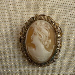Elegant Cameo Brooch in Gold and Cream
